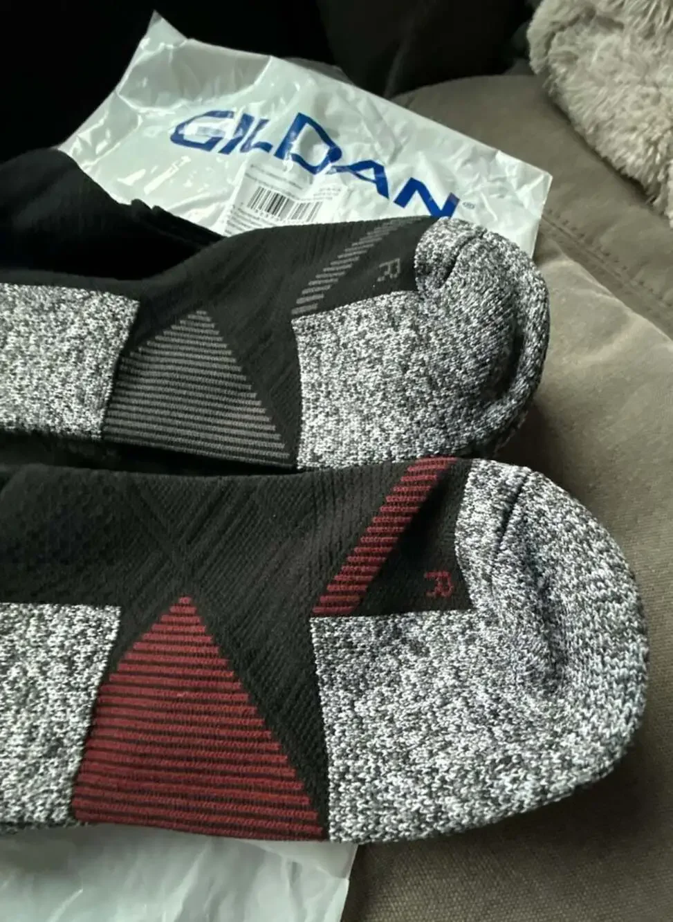 6 pair of Gildan Men's Strategic Cushion No Show Tab Socks